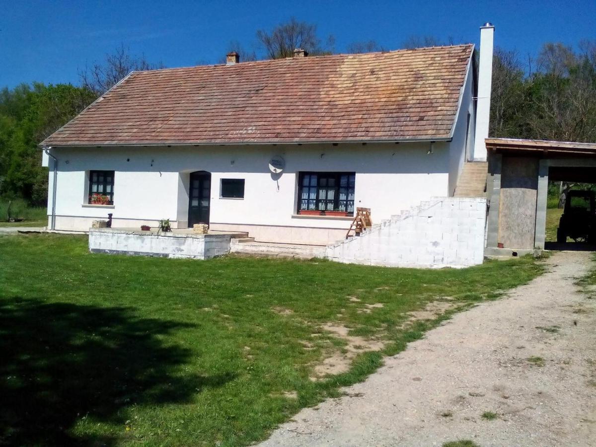 Gerecse Vendeghaz Hotel Sutto Екстериор снимка