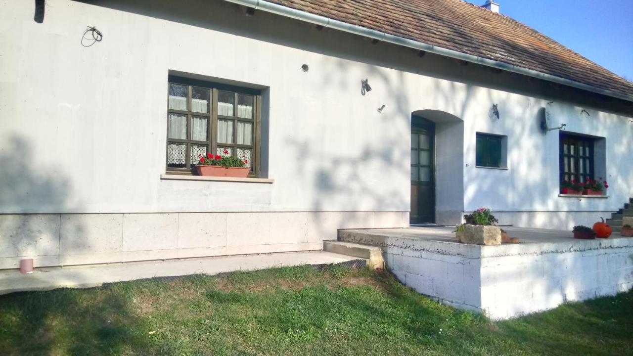 Gerecse Vendeghaz Hotel Sutto Екстериор снимка